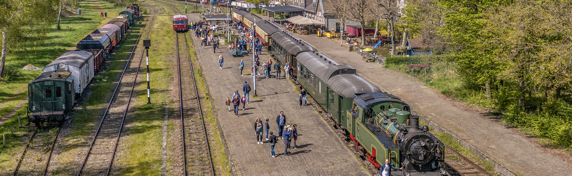Oude stoomtrein op het station in Simpelveld met bezoekers op het perron.