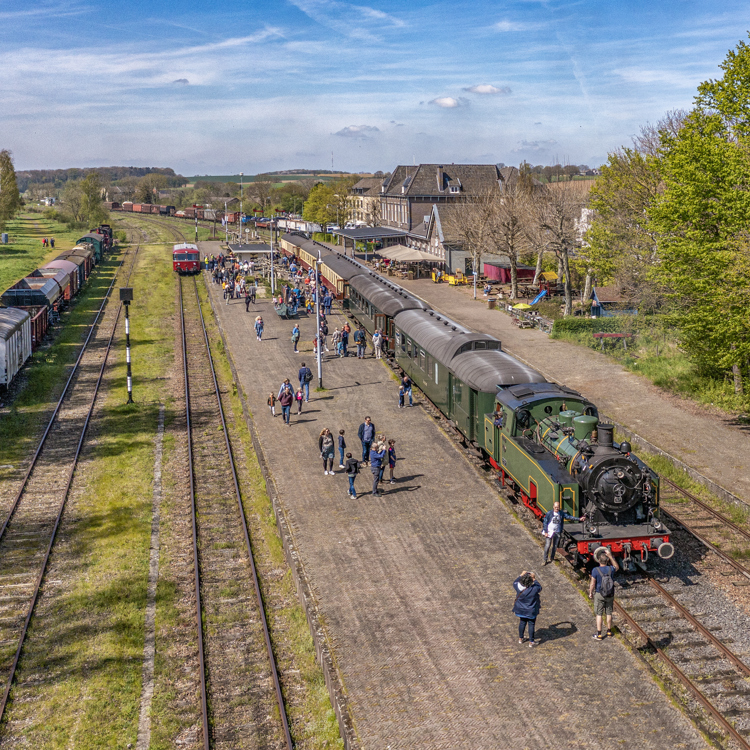 Oude stoomtrein op het station in Simpelveld met bezoekers op het perron.
