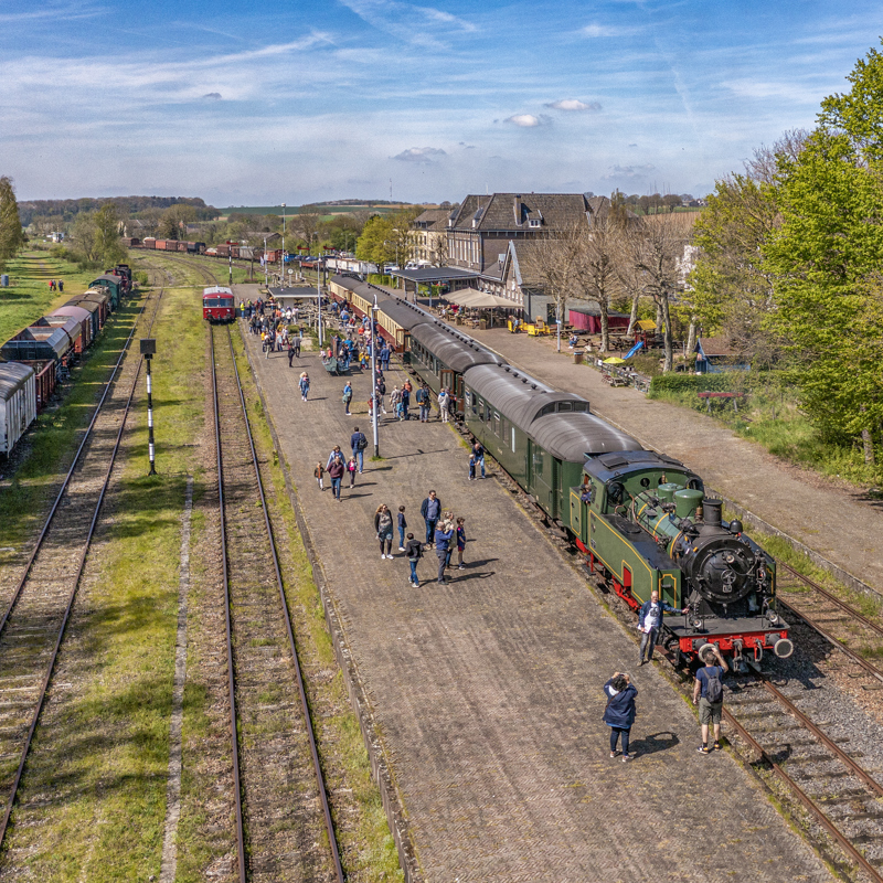 Oude stoomtrein op het station in Simpelveld met bezoekers op het perron.