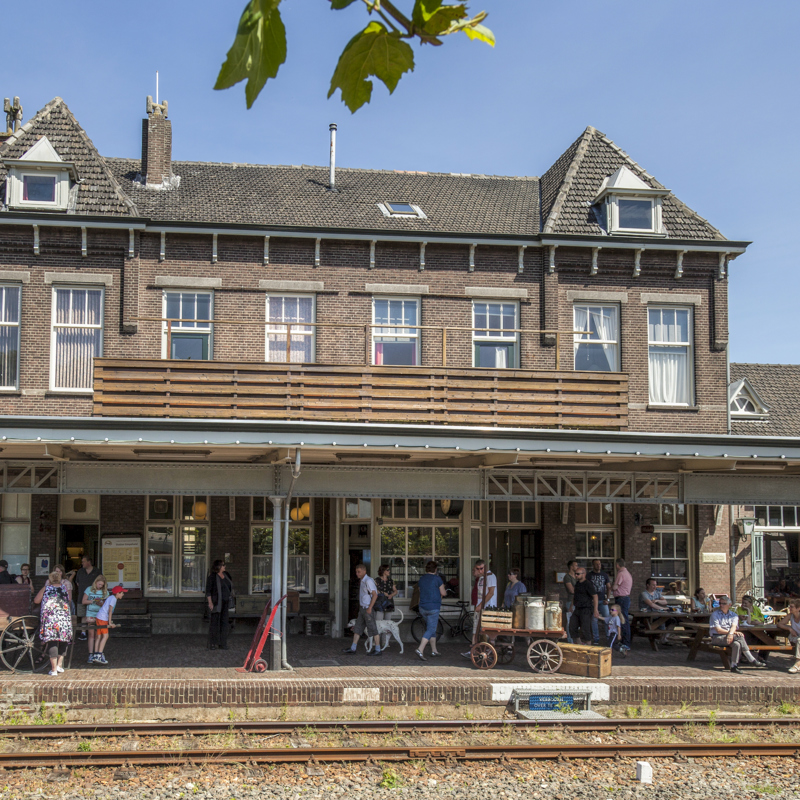 Het station en overdekte perron tijdens een zomerse dag in Simpelveld. 