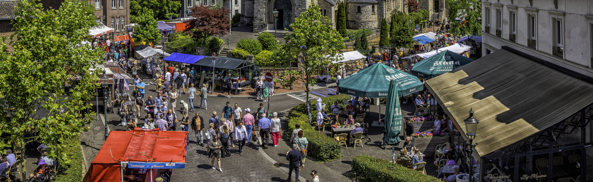 Gezellige markt op een zomerse dag op het plein voor de kerk in Simpelveld. 
