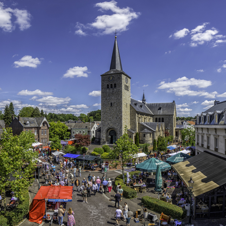 Gezellige markt op een zomerse dag op het plein voor de kerk in Simpelveld. 