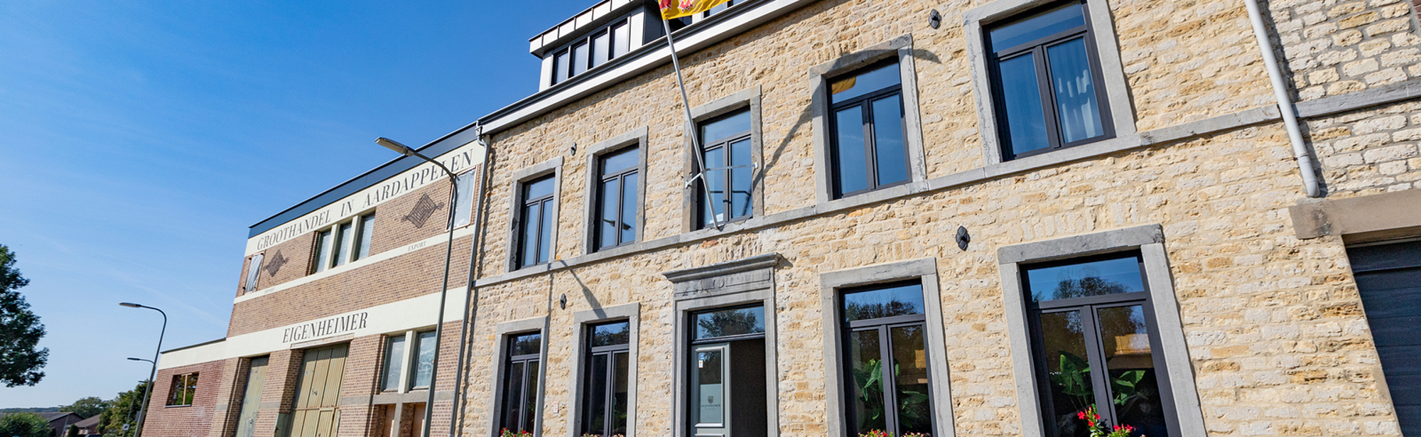 Buitenaanzicht van een oud mergelhuis waarin zich nu een B&B bevindt. 